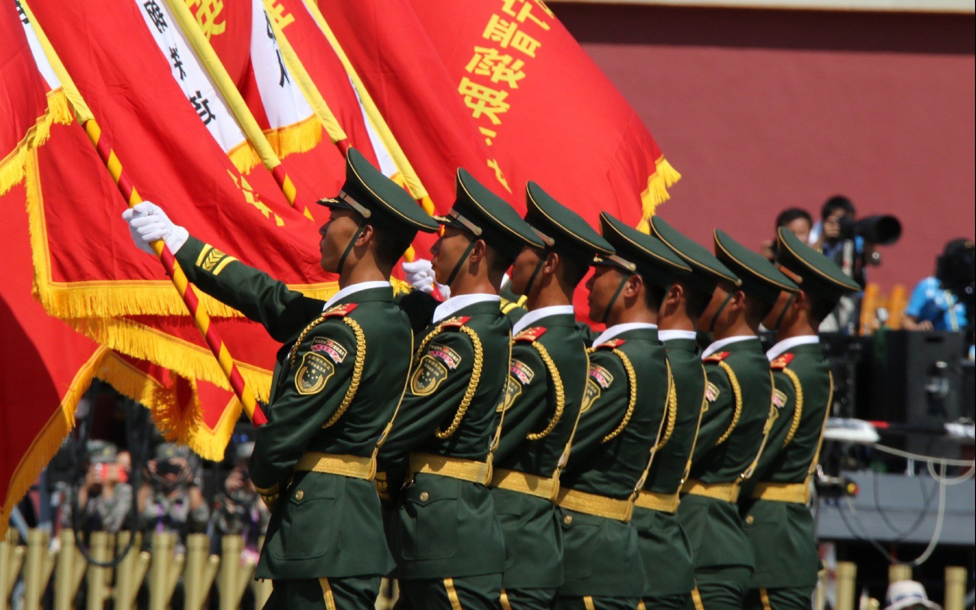 乐鱼体育登录-血战赛场：车手你追我赶，精彩不断